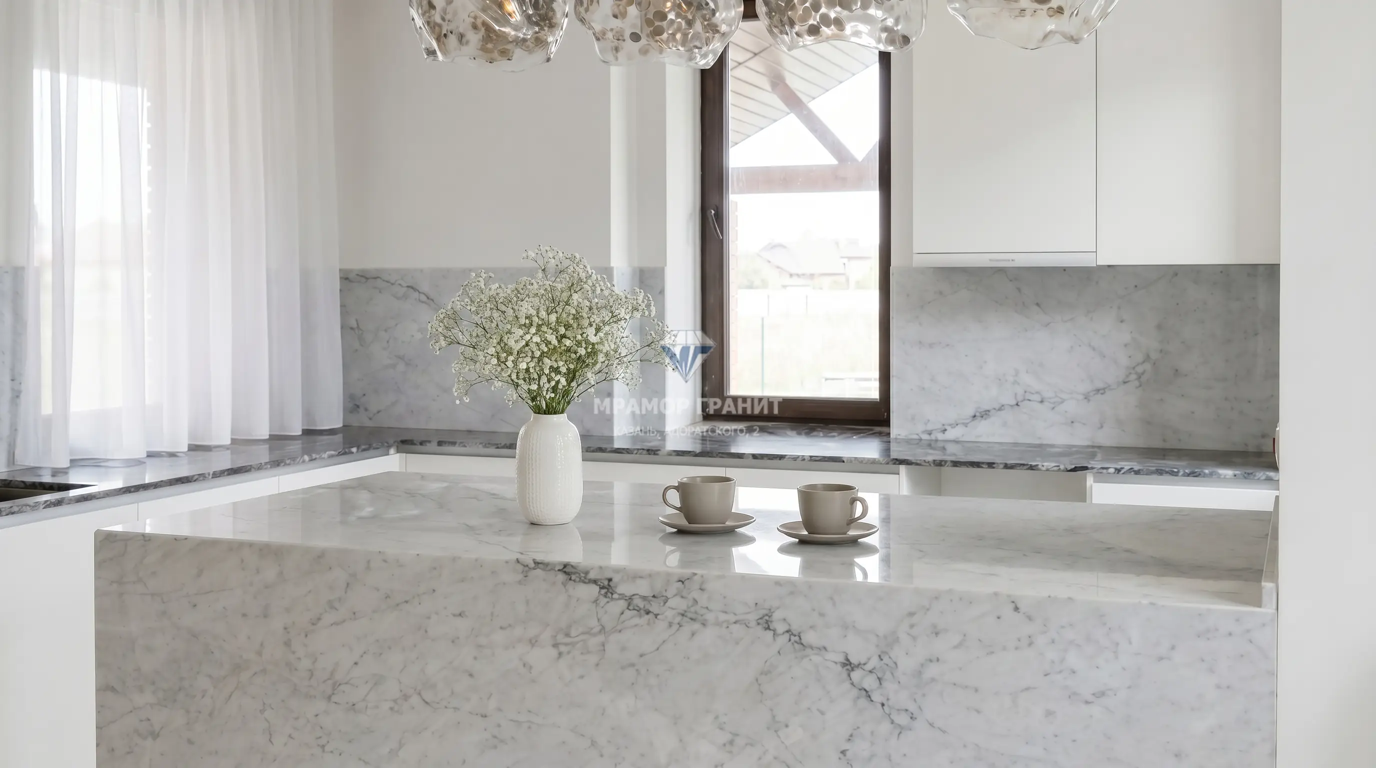 Мрамор Bianco Carrara и гранит Black Forest