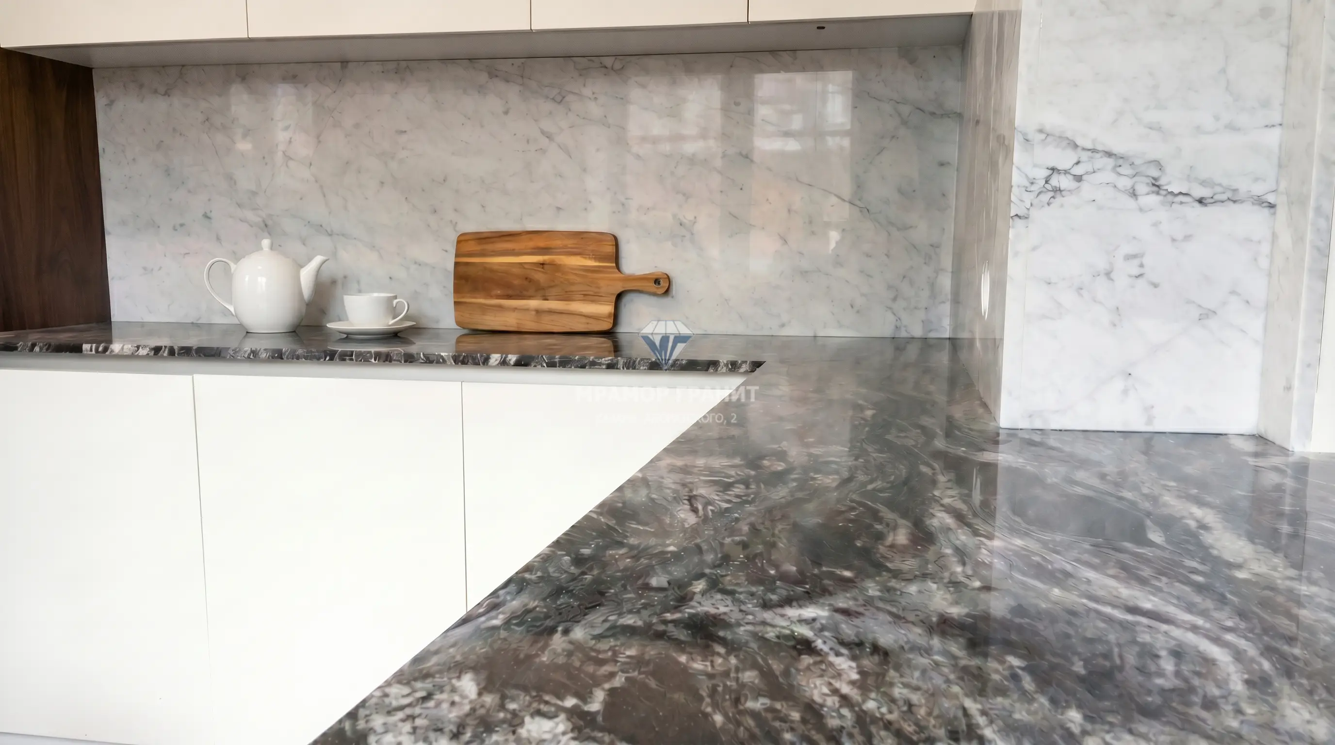 Мрамор Bianco Carrara и гранит Black Forest